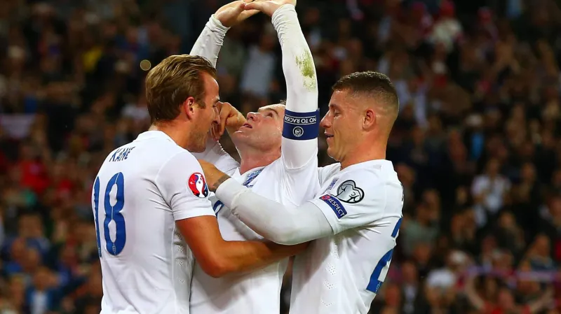 Wayne Rooney (uprostřed) slaví se svými spoluhráči překonání anglického střeleckého rekordu