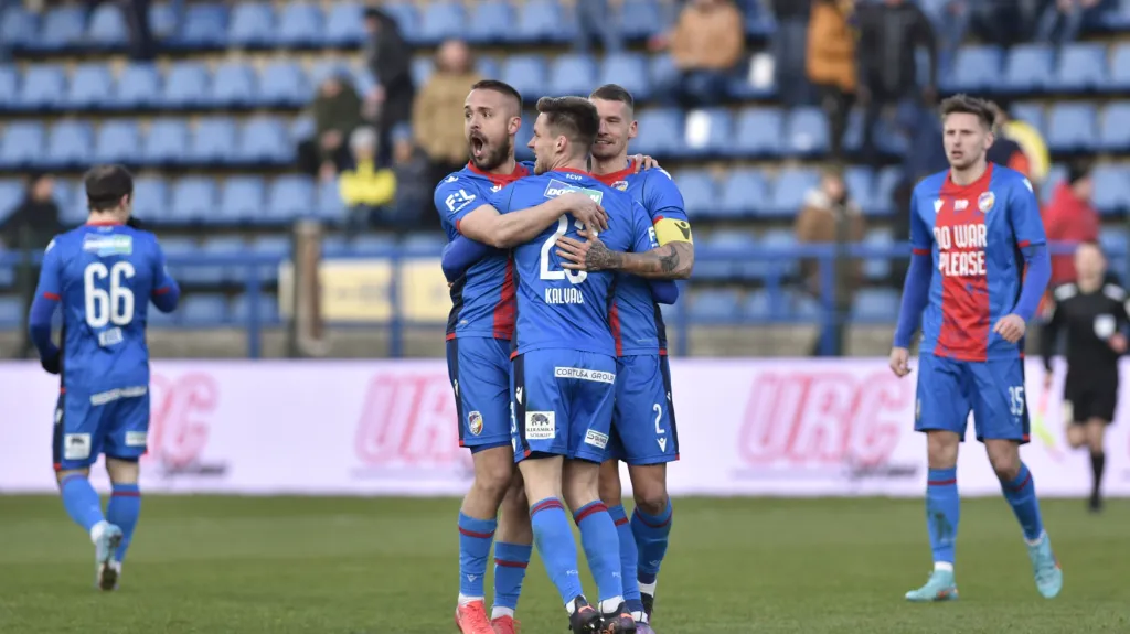 Fotbalisté Plzně se radují z vítězství