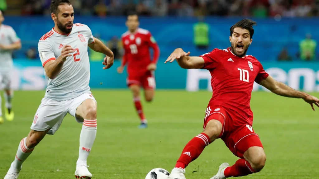 Dani Carvajal (vlevo) v utkání s Íránem