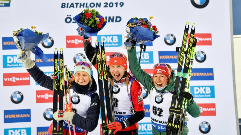 Vítězná Anastasia Kuzminová (uprostřed), stříbrná Ingrid Tandrevoldová (vlevo) a třetí Laura Dahlmeierová po sprintu