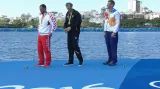 Medailový ceremoniál po závodě skifařů s Ondřejem Synkem