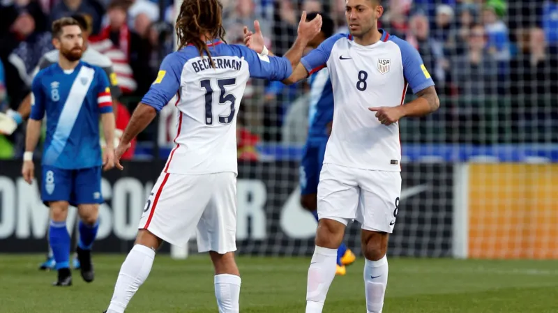 Clint Dempsey a Kyle Beckerman se radují ze vstřelené branky USA