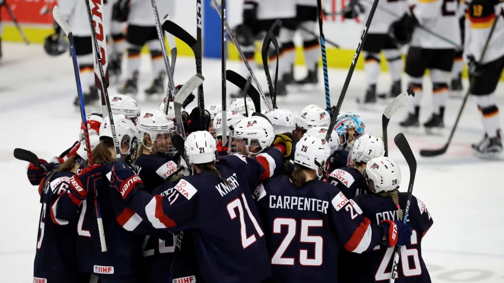 Hokejistky USA se radují z postupu přes Německo