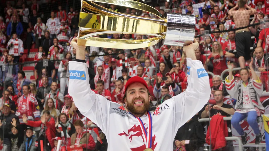Ethan Werek s trofejí pro vítěze extraligy
