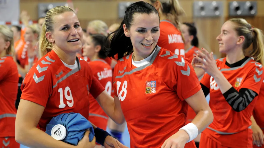 Helena Štěrbová (vlevo) se loučí s reprezentačním dresem