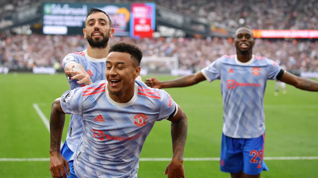 Jesse Lingard oslavuje se spoluhráči z Manchesteru United gól