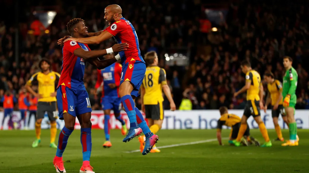 Fotbalisté Crystal Palace se radují z gólu proti Arsenalu