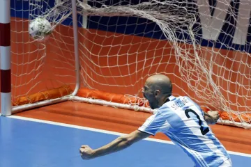 Argentinec Damian Stazzone se raduje z branky