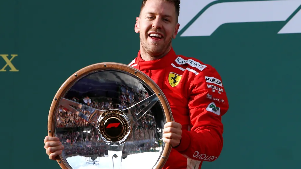 Sebastian Vettel s trofejí pro vítěze VC Austrálie