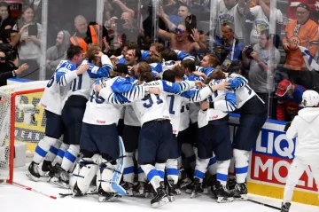 Finští hokejisté se radují z vítězství ve finále MS 2019