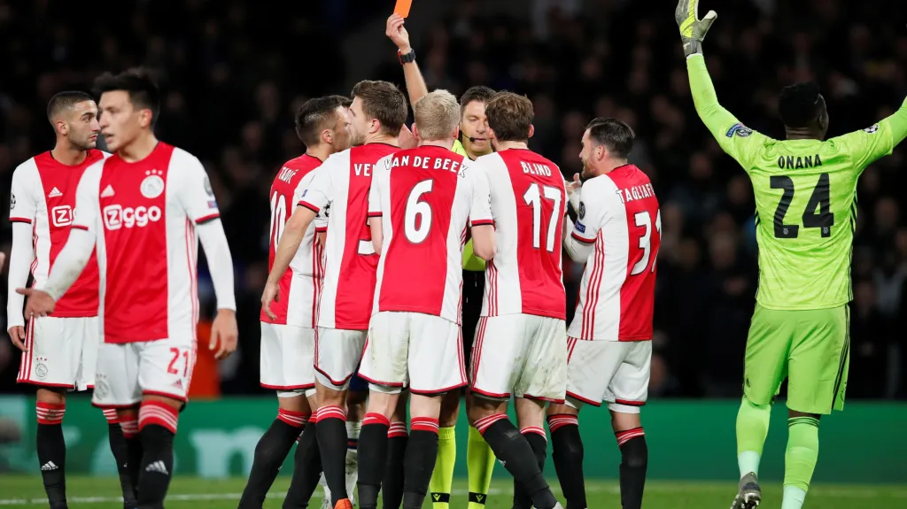Hráči Ajaxu v diskuzi se sudím Gianlucou Rocchim po červené kartě pro Joela Veltmana