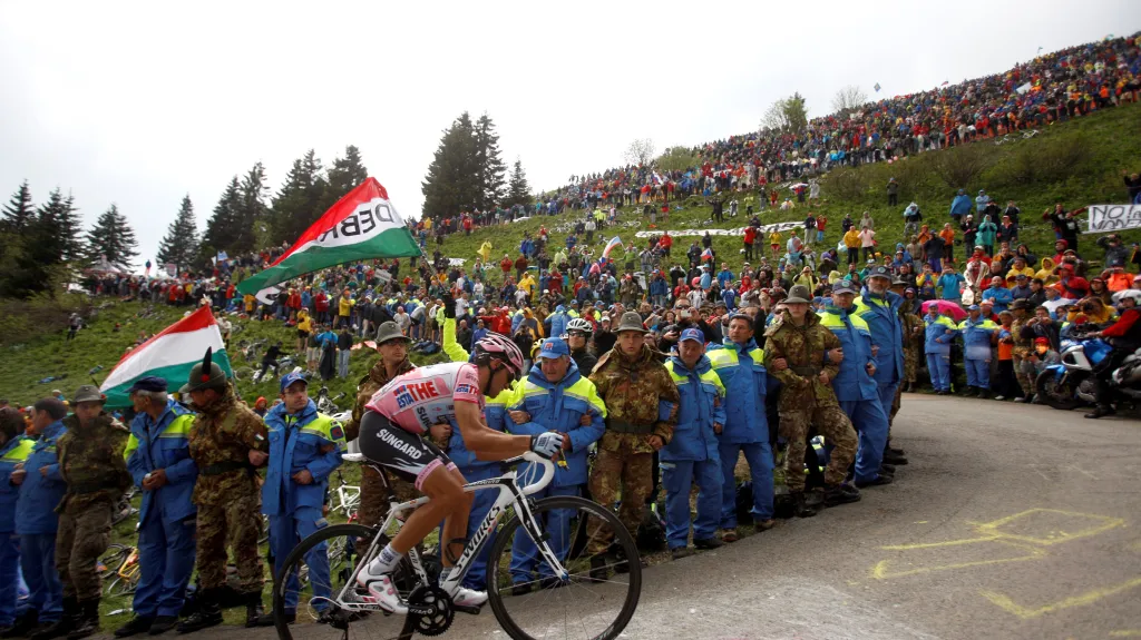 Alberto Contador stoupá na Monte Zoncolan (2011)