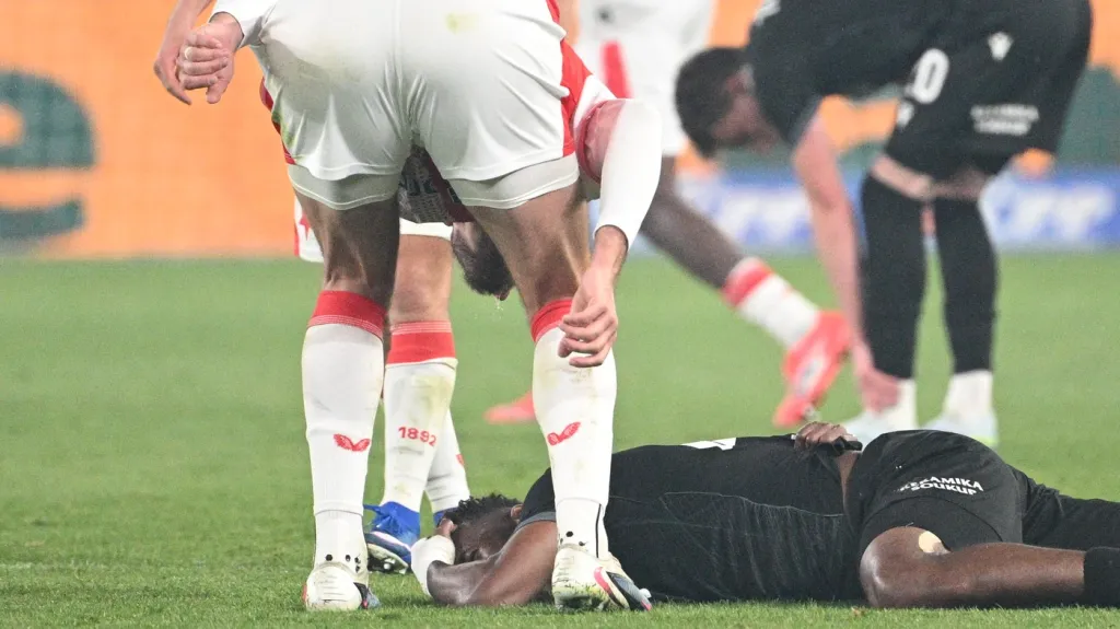 Tomáš Chorý stojící nad Sampsonem Dwehou