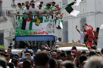 Fotbalisté Alžírska po příjezdu domů