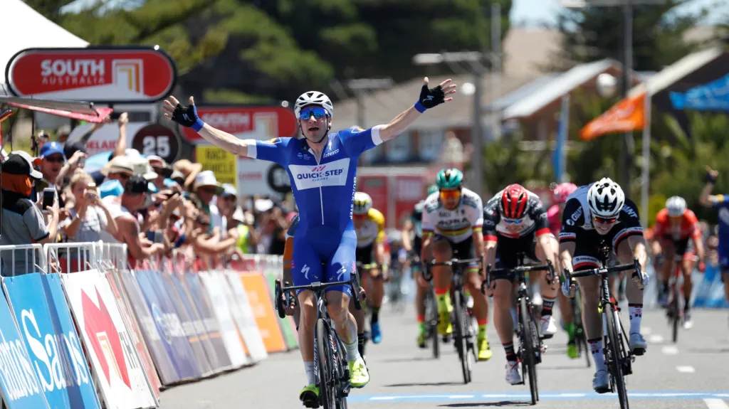 Elia Viviani se raduje z vítězství ve 3. etapě Tour Down Under