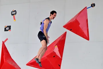 Adam Ondra při boulderingu v olympijské kvalifikaci