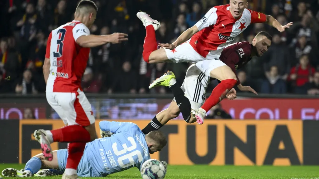 Brankář Slavie Jindřich Staněk v akci