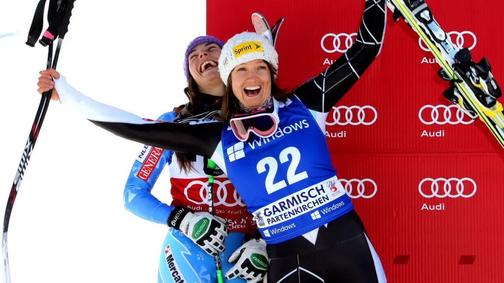 Tina Mazeová a Julia Mancusová se společně radují po sjezdu v Ga-Pa