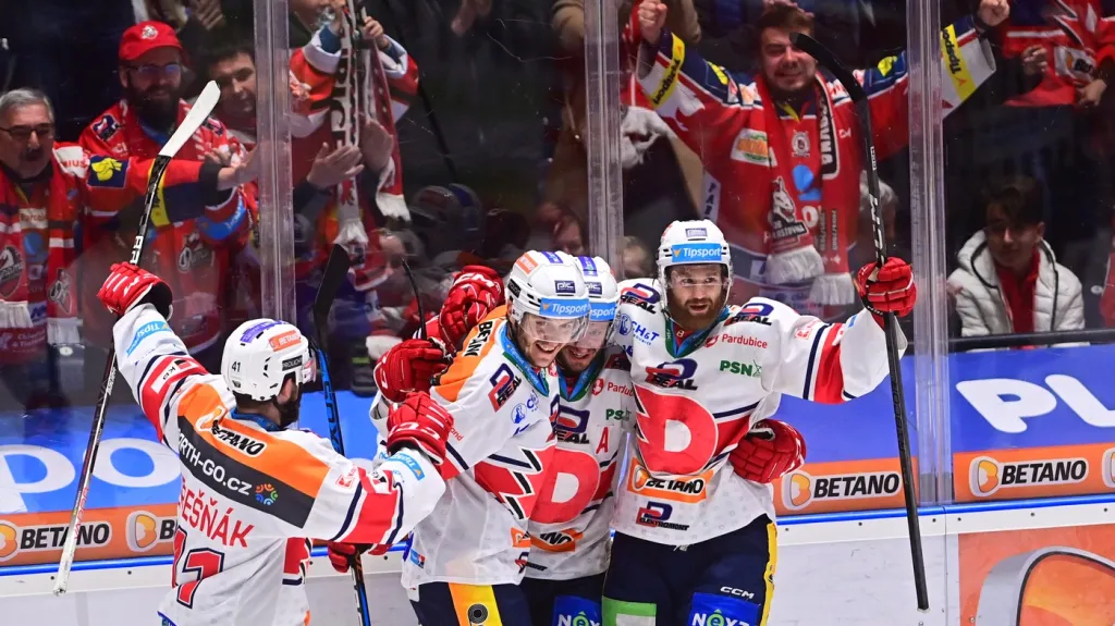 Hokejisté Pardubic se radují z branky v síti Třince