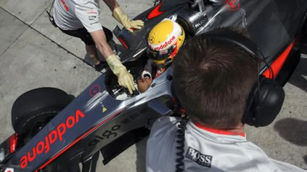 Lewis Hamilton a jeho tým