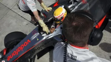 Lewis Hamilton a jeho tým