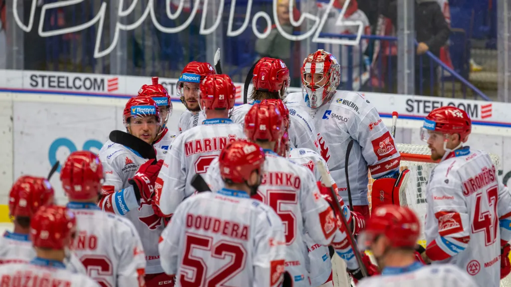 Hokejisté Třince se radují s brankářem Markem Mazancem