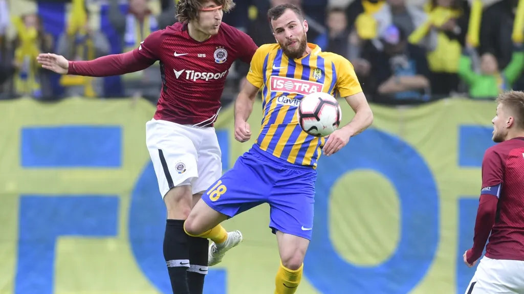 Sparťanský bek Matěj Hanousek v souboji s Jurečkou z Opavy