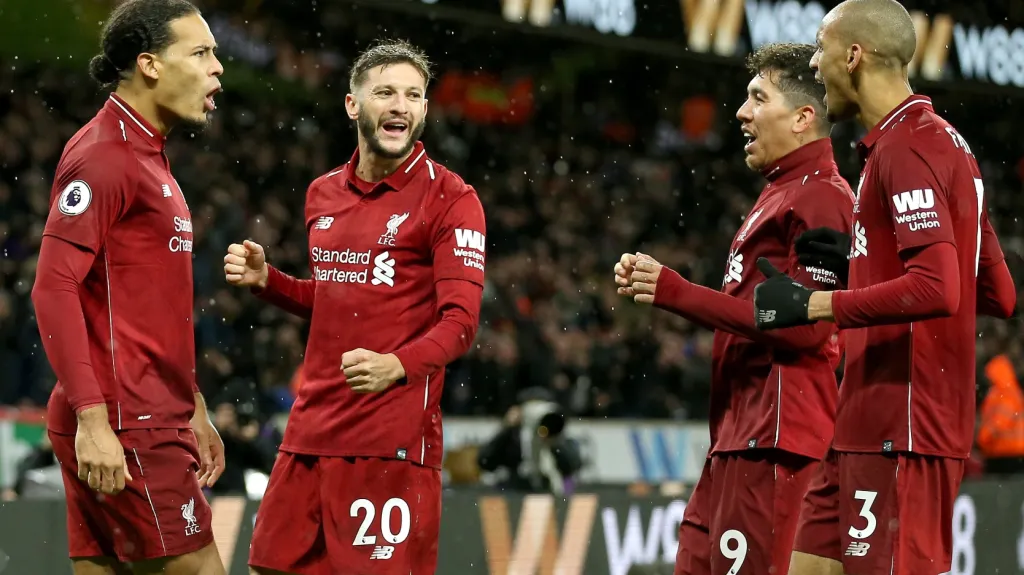 Virgil van Dijk (vlevo) se raduje se spoluhráči z Liverpoolu