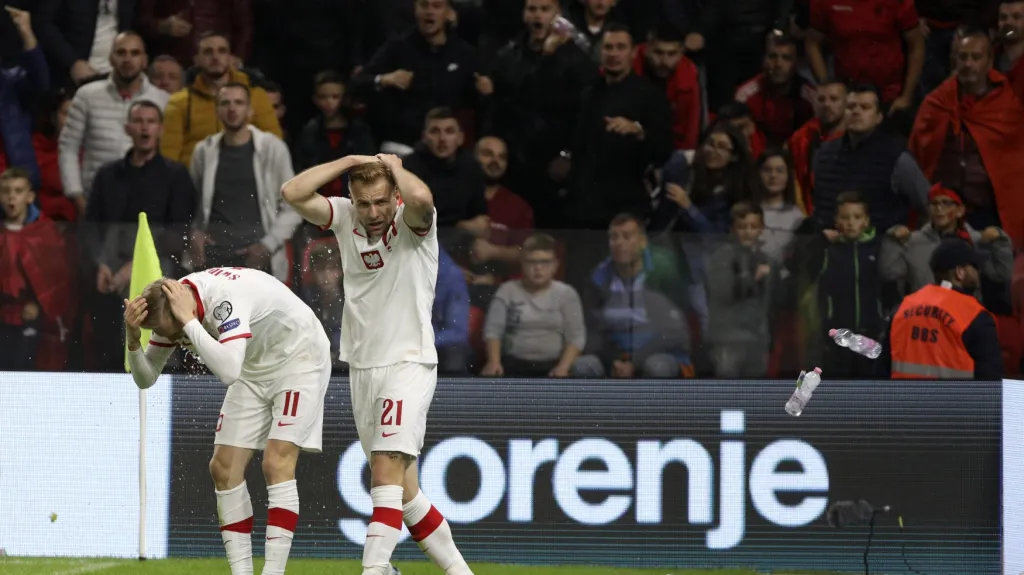 Polští fotbalisté pod sprchou kelímků
