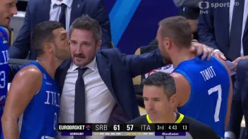 Sudí vyloučili italského trenéra. Pozzecco si plácl i se soupeři a odcházel v slzách