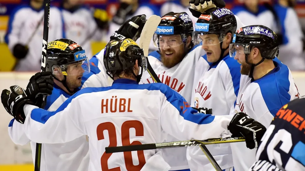 Lukáš Kašpar (uprostřed) se raduje společně s dalšími hráči Litvínova