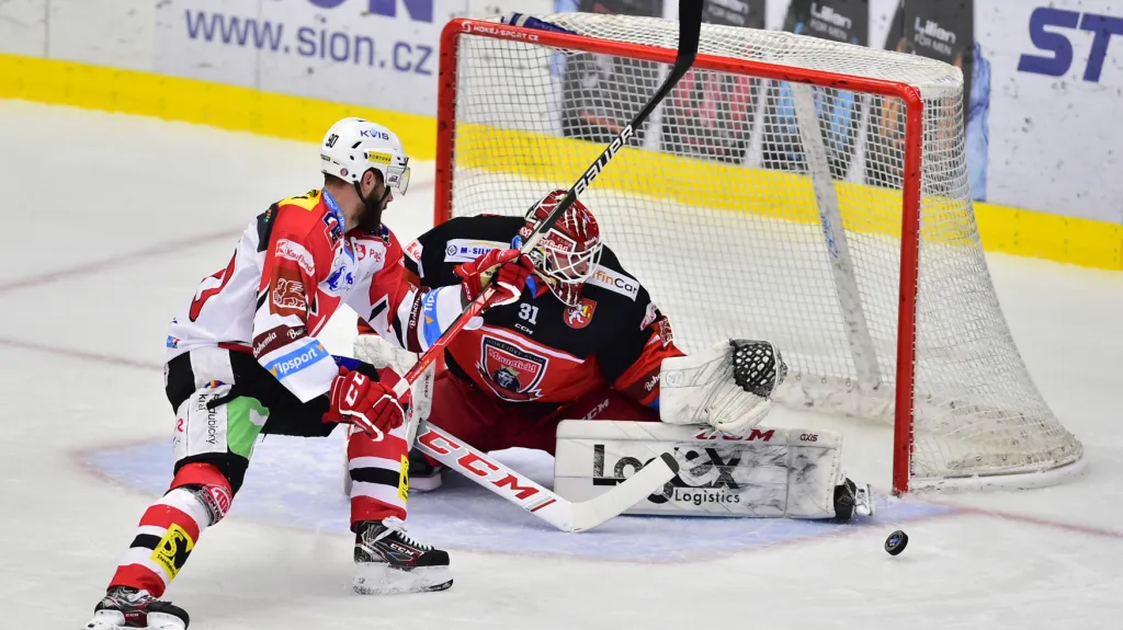 Pardubický Robert Kousal v šanci proti Hradci Králové