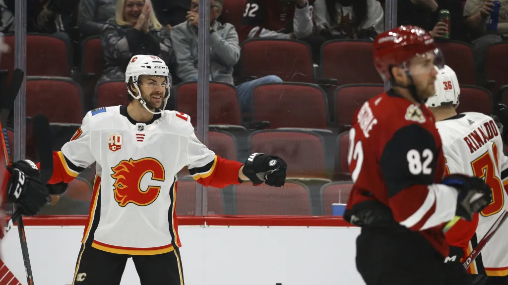Michael Frolík v dresu Calgary