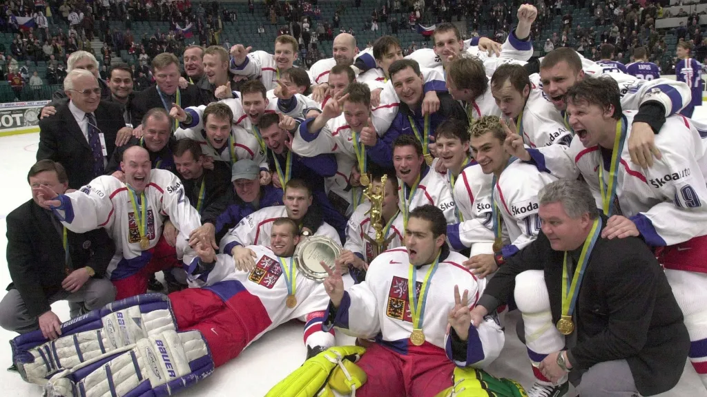 Čeští hokejisté slaví titul z MS v roce 2000