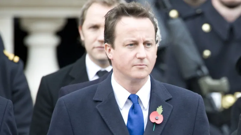 David Camron s vlčím mákem v klopě