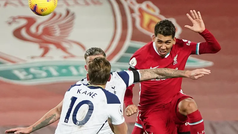 Firmino se trefuje hlavou do sítě Tottenhamu