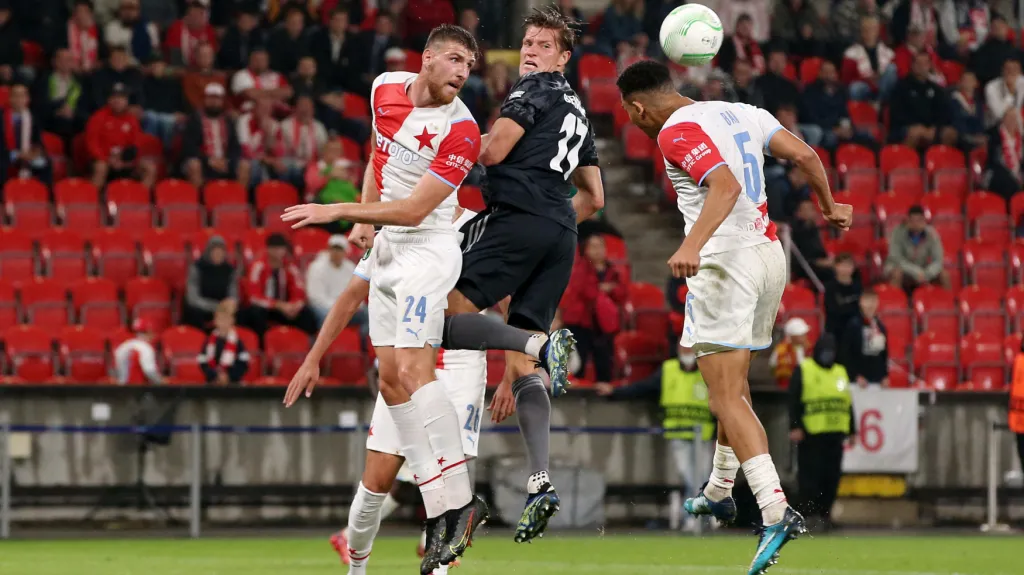 Ladislav Takács ze Slavie (vlevo) v utkání proti Unionu Berlín
