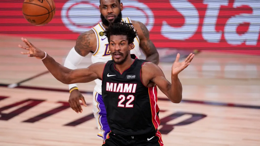 Jimmy Butler z Miami a LeBron James z LA Lakers