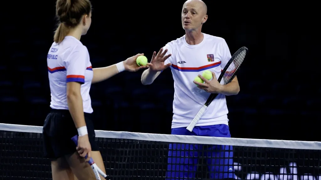 Karolína Muchová a Petr Pála na tréninku před Pohárem BJK