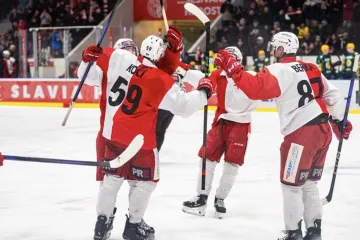 Hokejisté Slavie Praha ve výročních dresech