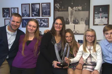 Kateřina Emmons s rodinou a Cenou Věry Čáslavské