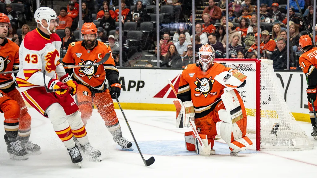 Trojice Čechů zleva Klapka, Gudas a Dostál v utkání Anaheimu s Calgary