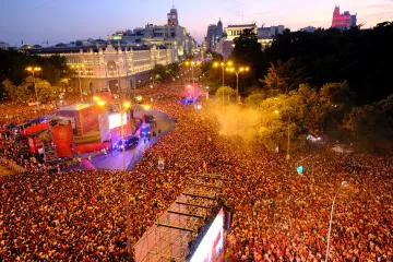 Davy španělských fanoušků v centru Madridu slavící titul mistrů světa