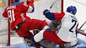 Rus Vladimir Tarasenko v souboji s českým obráncem Zbyňkem Michálkem