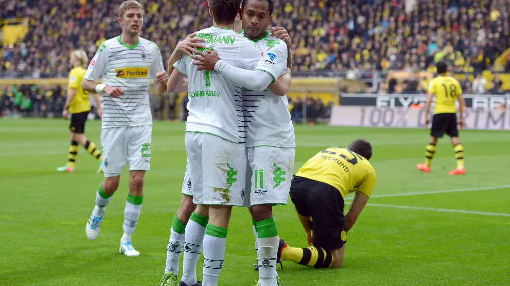 Radost fotbalistů Mönchengladbachu v zápase s Dortmundem