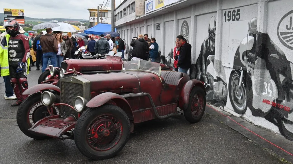 Křest graffiti připomínajícího závodní historii Brna