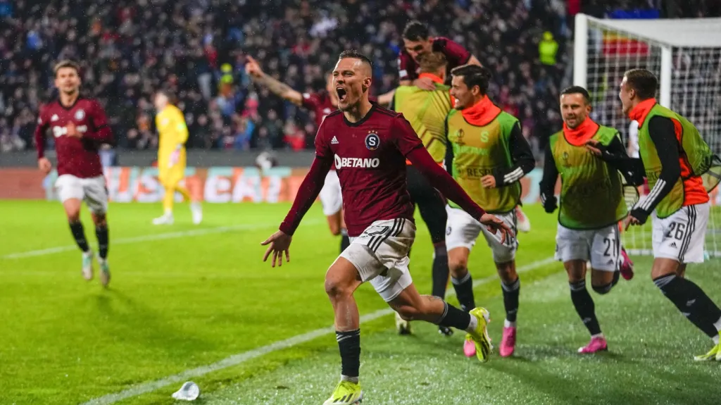 Lukáš Haraslín se raduje se spoluhráči