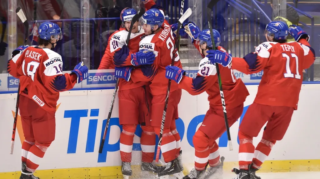 Petr Čajka se raduje se Šimonem Kubíčkem v objetí