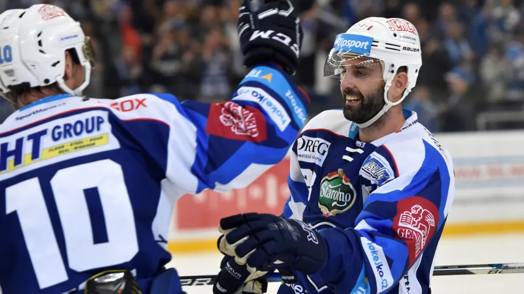 Tomáš Svoboda z Brna se raduje s Martinem Eratem