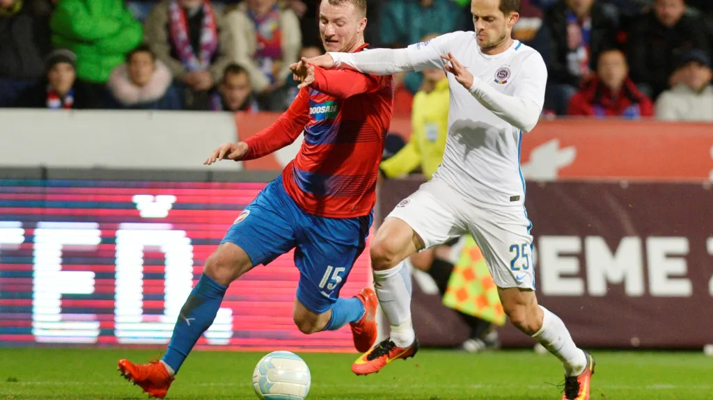 Mario Holek ze Sparty (vlevo) se snaží zastavit plzeňského Michaela Krmenčíka